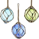 Nicht nur Sand, Muscheln, Palmen und tropische Früchte erinnern uns sofort an entfernte Sandstrände, sondern auch Dekoartikel in harmonischen Blautönen und kunstvolle Flechtelemente lassen uns vom Aufenthalt am Meer träumen. So fallen auch diese Dekohänger genau in diese Kategorie und machen Ihre Wohnung zum Urlaubsparadies