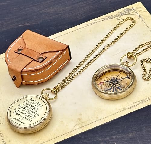 Brújula grabada en latón con estuche de cuero miniatura 2