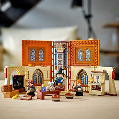 76382 LEGO® Harry Potter™ Momento Hogwarts™: Aula de Transfiguração; Kit de Construção (240 peças)