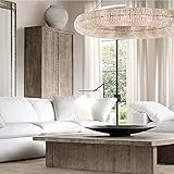 Le lustre diffuse la lumière uniformément dans la pièce, créant une belle ombre lumineuse et une atmosphère chaleureuse.