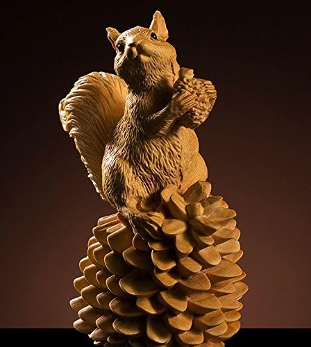 TL035-3.9x2.4x2.0 in Figura tallada detallada de boj tallado - Ardilla con tuerca