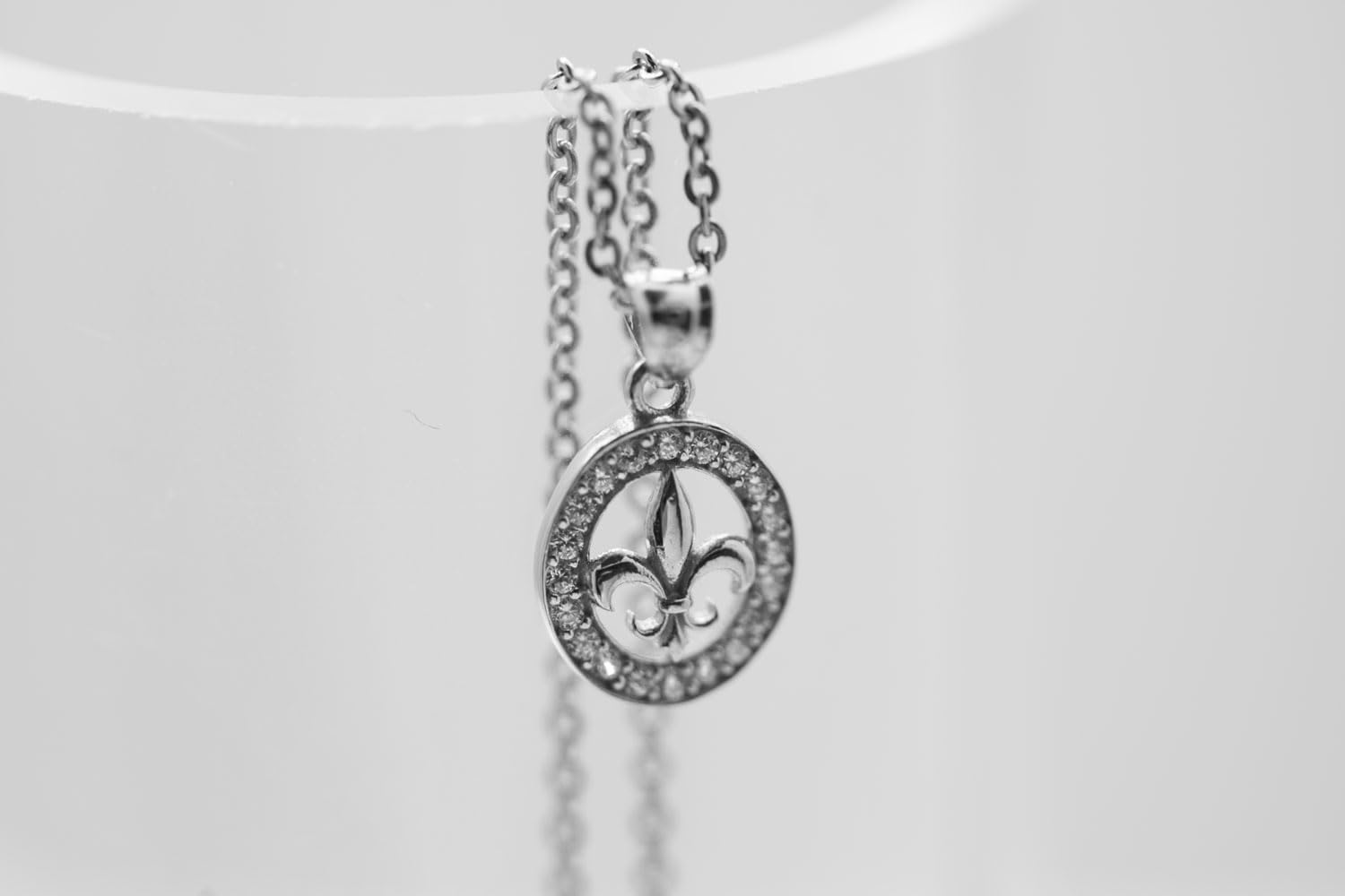 Colgante ovalado de Plata de Ley 925 y Circonitas Blancas - Flor de Lis (11 mm)