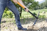 Fiskars geschmiedete Kreuzhacke, Länge: 90 cm, Gewicht: 2,95 kg, Geschmiedeter Stahl-Kopf/Glasfaserverstärkter Kunststoff-Griff, Schwarz/Orange, 200, 1001733, schmales Blatt – Ansicht 3
