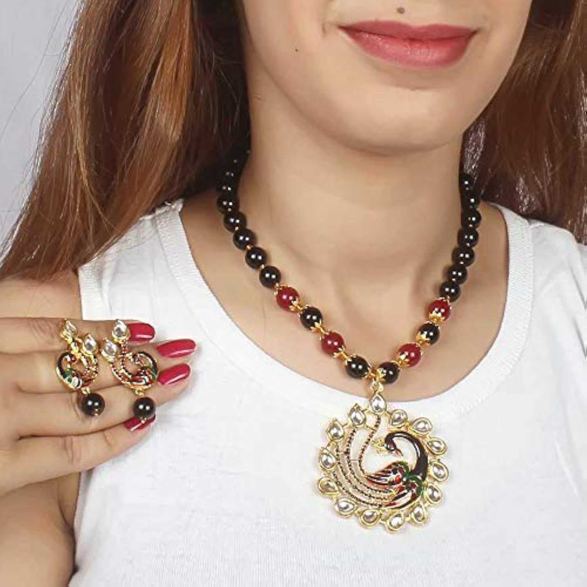 Elegant Jewellery Set: Earrings and Necklace