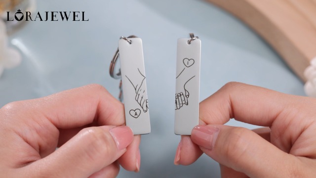 Portachiavi Personalizzati Coppia Mano Nella Mano - Incisione Data E Lettere, Acciaio Inox