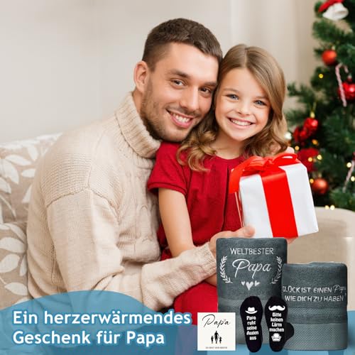 YYSWSAKY Papa Geschenk, 4 Teilig Vatertagsgeschenk Set mit Badehandtuch 50 X 100 cm, Handtuch 35 X 75 cm, Lustige Socken und Grußkarten, Geschenkset für Papa zum Vatertag, Geburtstag, Weihnachten