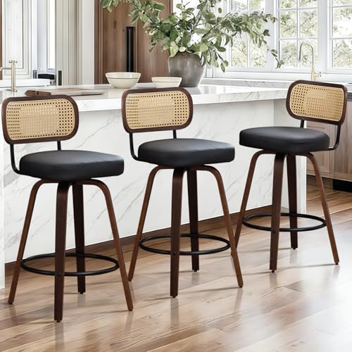 SoarFlash Lot de 3 tabourets de Bar pivotants, Hauteur d’Assise 65 cm, Dossier en rotin, Assise PU, Pieds Noyer, Repose-Pieds métallique. Tabouret Moderne...