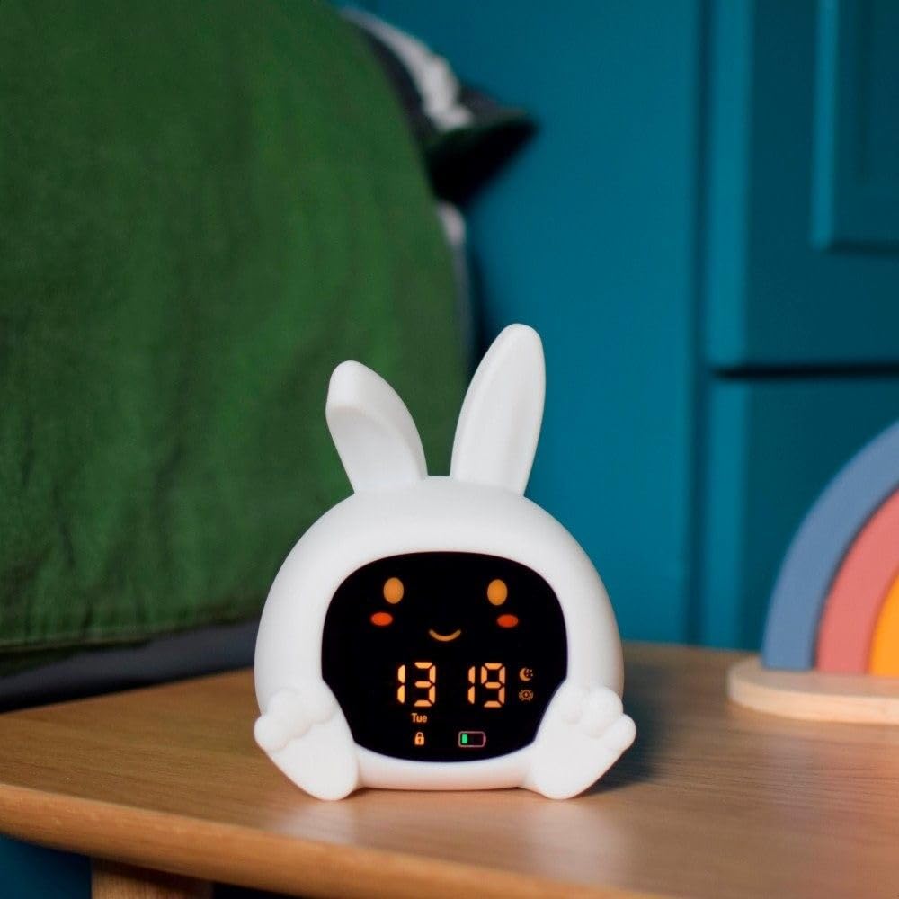 ZAZU Sarah Sleep Trainer per bambini, luce notturna (5 colori), macchina sonora, sveglia con 6 suoni, apertura e chiusura degli occhi, ricaricabile con USB