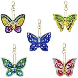 【Einfach zu machen】 – schnell DIY Diamantgemälde in einem kleinen Bereich. Der künstlerische und niedliche Schmetterlings-Schlüsselanhänger enthält verschiedene Stile und Farben, die die praktischen Fähigkeiten der Kinder verbessern, die Farbabstimmungsfähigkeit, die Konzentration und glückliche Selbstdisziplin-Fähigkeit entwickeln und eine schöne Interaktion zwischen Eltern und Kindern schaffen.