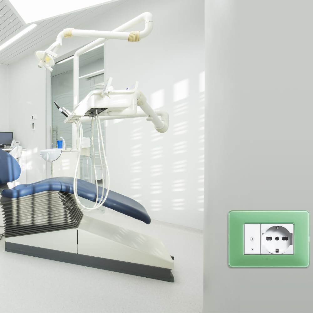 Matix Placca 3 Posti Tecnopolimero Bianco AM4803BBN Pezzi 25 Marca Bticino