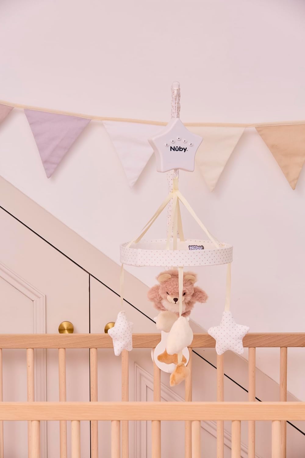 Nuby Biscuit l’Ours – Mobile Musical Bébé pour Lit et Berceau, Bras Réglable Universel, Peluches Suspendues, Mélodies et Sons Apaisants, Jouet d’Éveil pour Nouveau-Né
