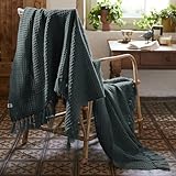 couvre lit moutarde ENTRETIEN : Facile à entretenir, ce plaid peut être lavé en machine à 30°C pour une fraîcheur durable. De plus, le séchage en machine est également possible, vous permettant ainsi de profiter de sa douceur sans tracas. Optez pour la simplicité et la praticité avec ce plaid polyvalent, adapté à une utilisation intérieure.