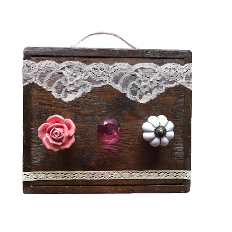 Porte-manteau bois marron et dentelle pour ranger sans encombrer