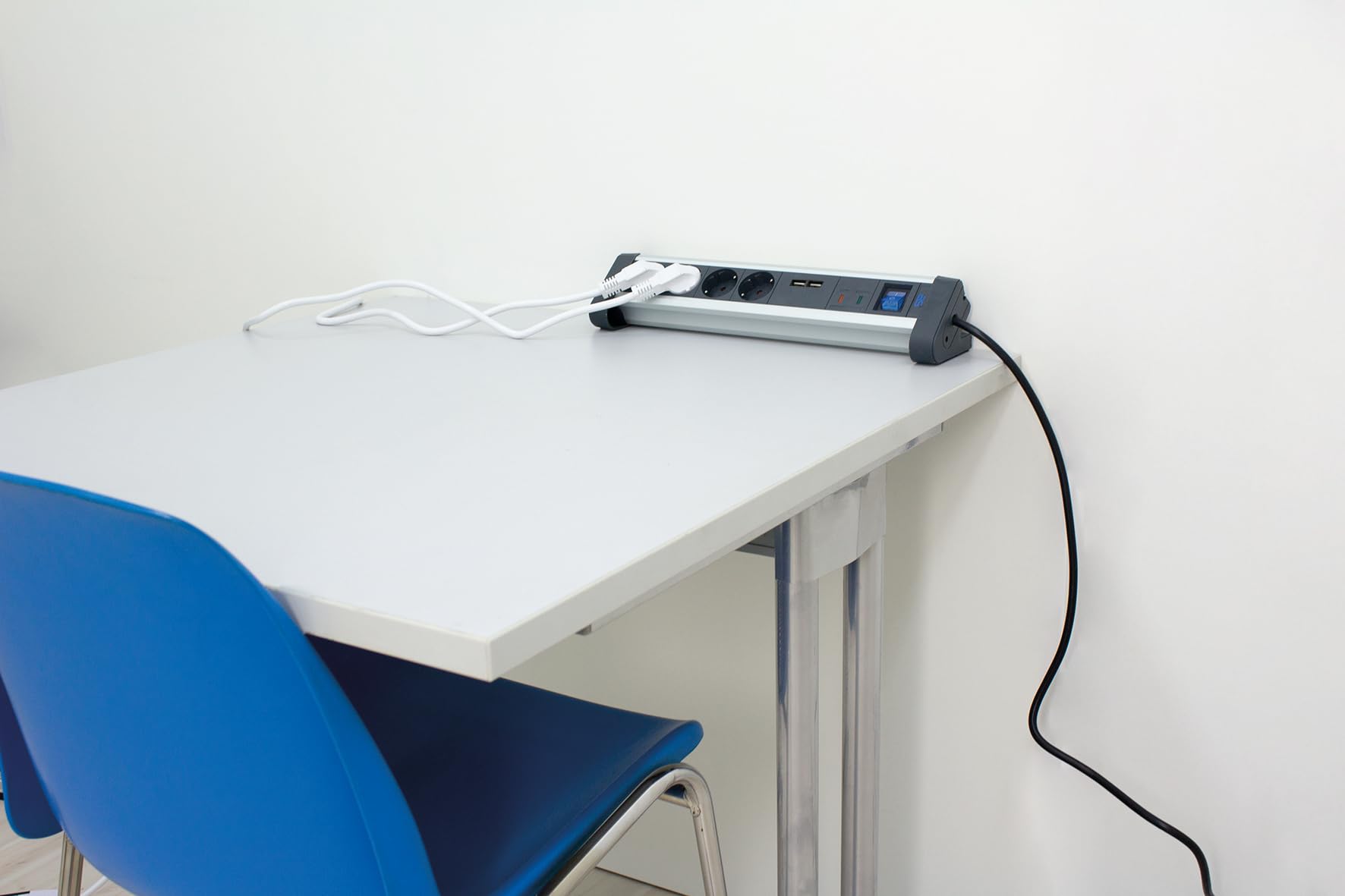 as - Schwabe a 4 moduli protezione da sovratensione Ciabatta elettrica in alluminio con interruttore e protezione bambini, 2 porte USB, cavo 1,5 m, spina Schuko, 1 pezzi, bianco, 18361