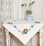 Bezaubernde Stickpackung LAVENDEL Tischdecke 80x80 cm - Plattstich Stielstich Nadelmalerei vorgezeichnet - Stickdecke und Stickgarn aus 100% Baumwolle - fertig gesäumt - qualitativ sehr hochwertig - komplettes Stickset - zum Selbersticken