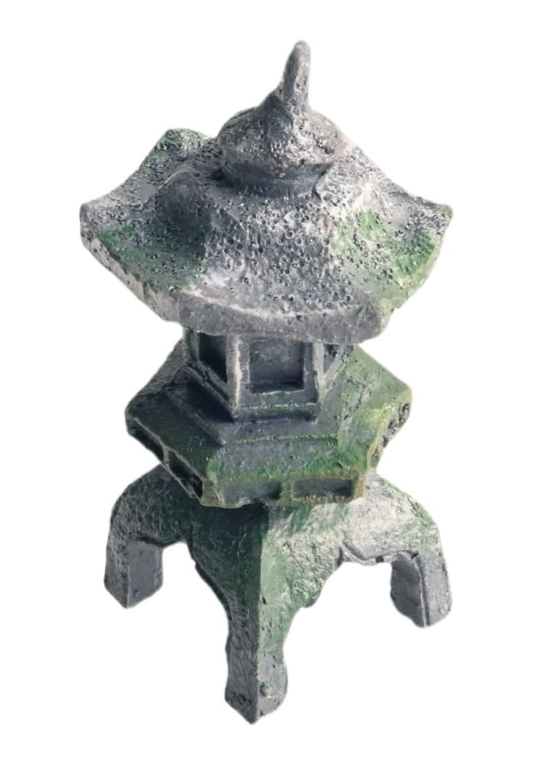 Grottes et cachettes d'aquarium zen avec lanterne japonaise et roche reptile