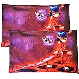 【Lustige Kissen】Stellen Sie sich vor, Sie zeigen dieses Kissen Ihren Freunden und sehen ihre Reaktionen, wenn Sie den Marienkäfer umdrehen, um das Gesicht des Marienkäfer-Mädchens zu zeigen. Die Farbe Ladybug Girl bietet endlosen Spaß und Freude und ist eine großartige Methode zur Entspannung. Und mit ein wenig Humor verschönert sie jede Einrichtung.