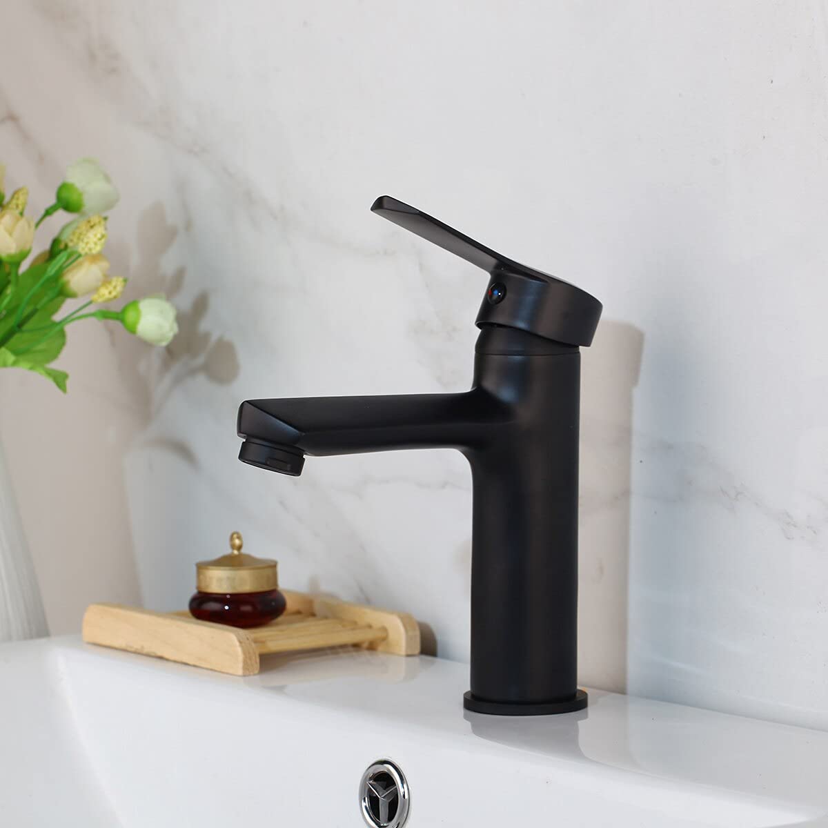 Mitigeur d'évier doré pour une salle de bain moderne et lumineuse