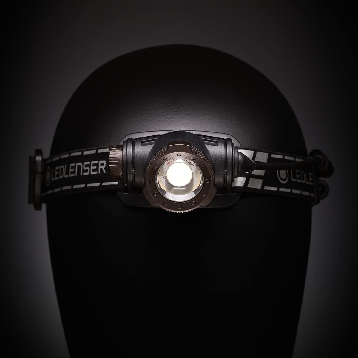 Ledlenser H7R Signature Linterna Frontal Recargable, 1200lm, Alance 260m | Enfoque ajustable, Bluetooth, hasta 65h de autonomía, intensidad regulable, IP67, ideal para deportes outdoor | 2020