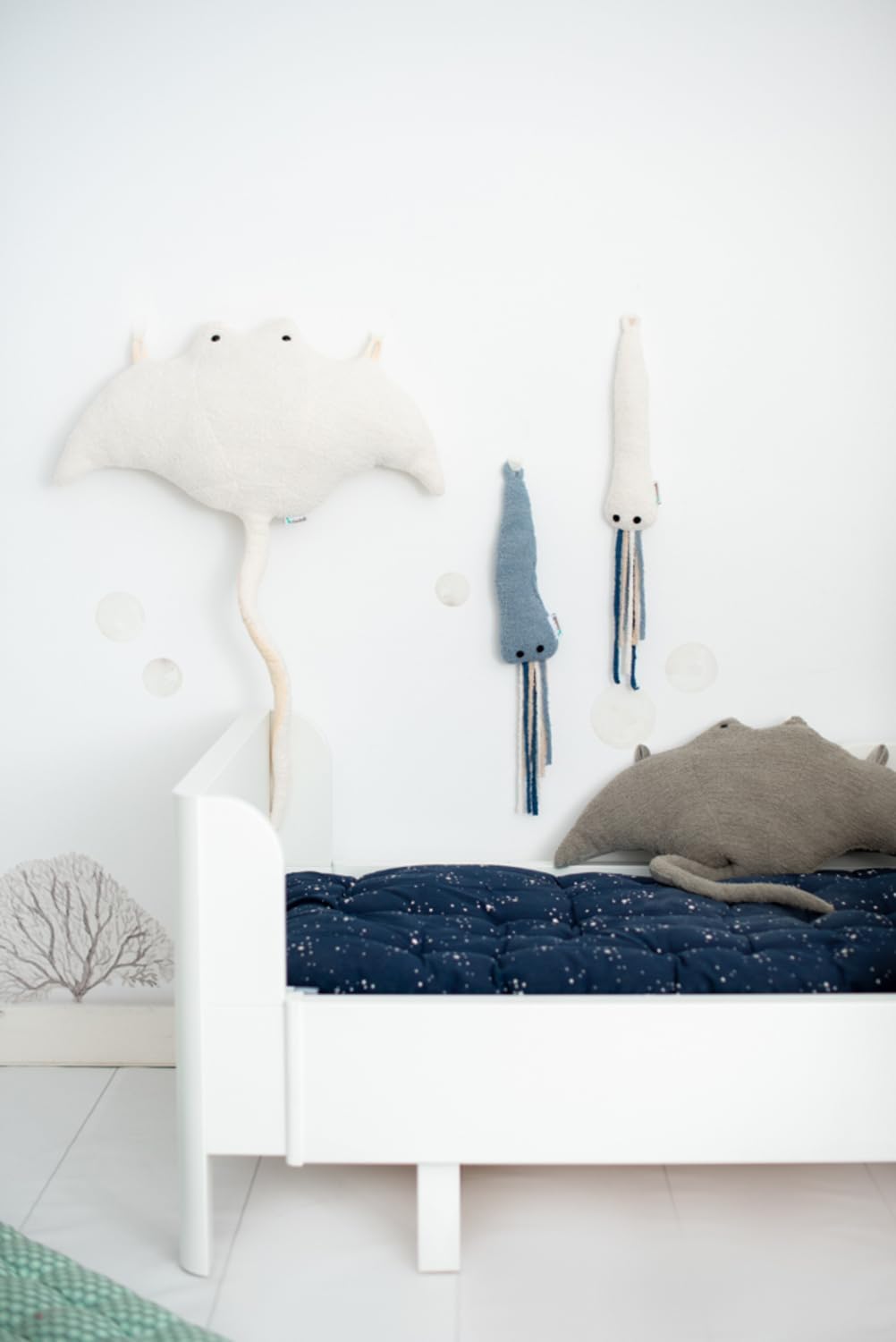 Set of 4 peluches infantiles de pared formado por mantarraya blanco, mantarraya gris mini pulpo azul y mini pulpo white