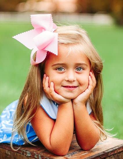 Miniatura 5 de Wee Ones Lazo clásico de grogrén para niñas con bordes festoneados y centro envolvente liso en una pinza para el cabello WeeStay, King, blanco