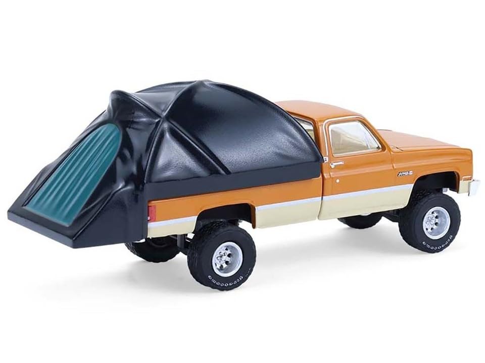 1986 Sierra Lifted Pickup Truck Desert Sand y Tan 1:64 miniatura 4