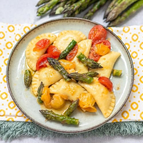 Mezzelune ricotta e asparagi fatte in casa con pomodorini e punte di asparagi