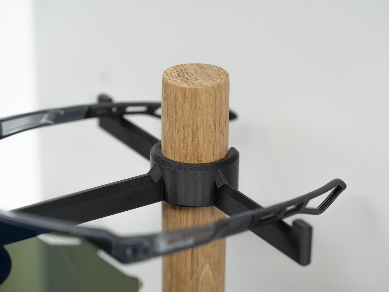 Fahrradhelm Wand Halter aus Eiche - Wandhalterung mit modernem Design für 1 Helm 2 Brillen und eine Zubehör Ablage