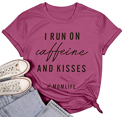 Camiseta Mom Life I Run On Caffeine and Kisses feminina com letras engraçadas estampadas camisetas c