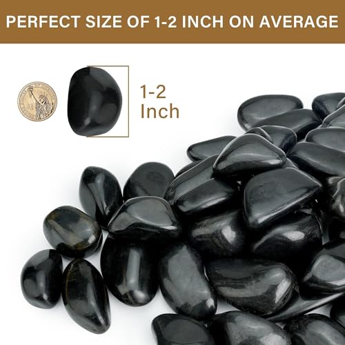Remplissage de vases sans terreau apparent grâce aux galets noirs NUPICK - 6