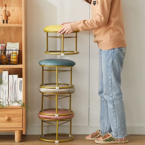 Petits bancs ménagers bleus pour un salon moderne et ordonné