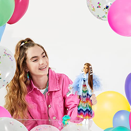 Barbie GYJ78 - Extra Puppe, Regenbogenkleid, blaue Rüschenjacke, Haustier-Krokodil, lange brünette Haare, mehrlagiges… – Bild 3