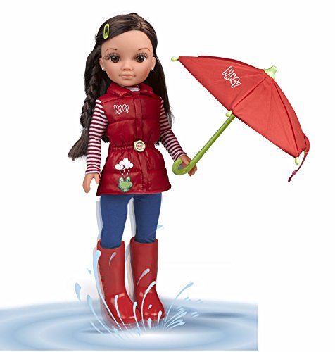 Nancy - Un día de lluvia, Muñeca con chubasquero, paraguas y botas de agua (Famosa 700013517), Exclusivo en Amazon