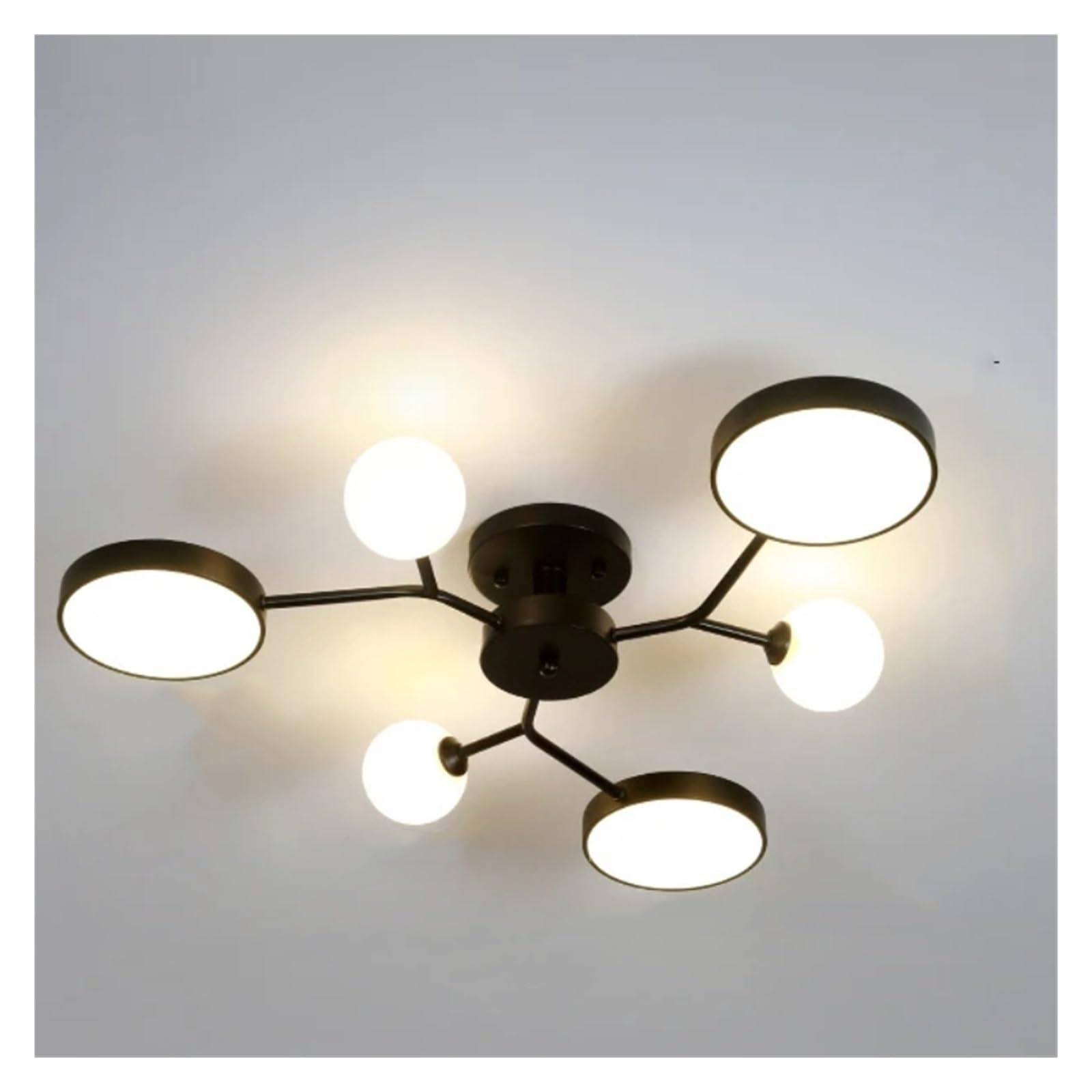 Plafonnier moderne noir résolvant le manque de luminosité des grands salons