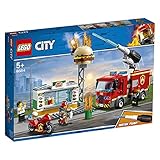 Als Zubehör sind eine Feuerwehraxt (Neuheit ab Januar 2019), 2 Helme mit Visier zum Öffnen, eine Sauerstoffflasche, eine Mülltone, ein Motorradhelm, ein kleiner Feuerlöscher und 5 baubare Elemente enthalten.