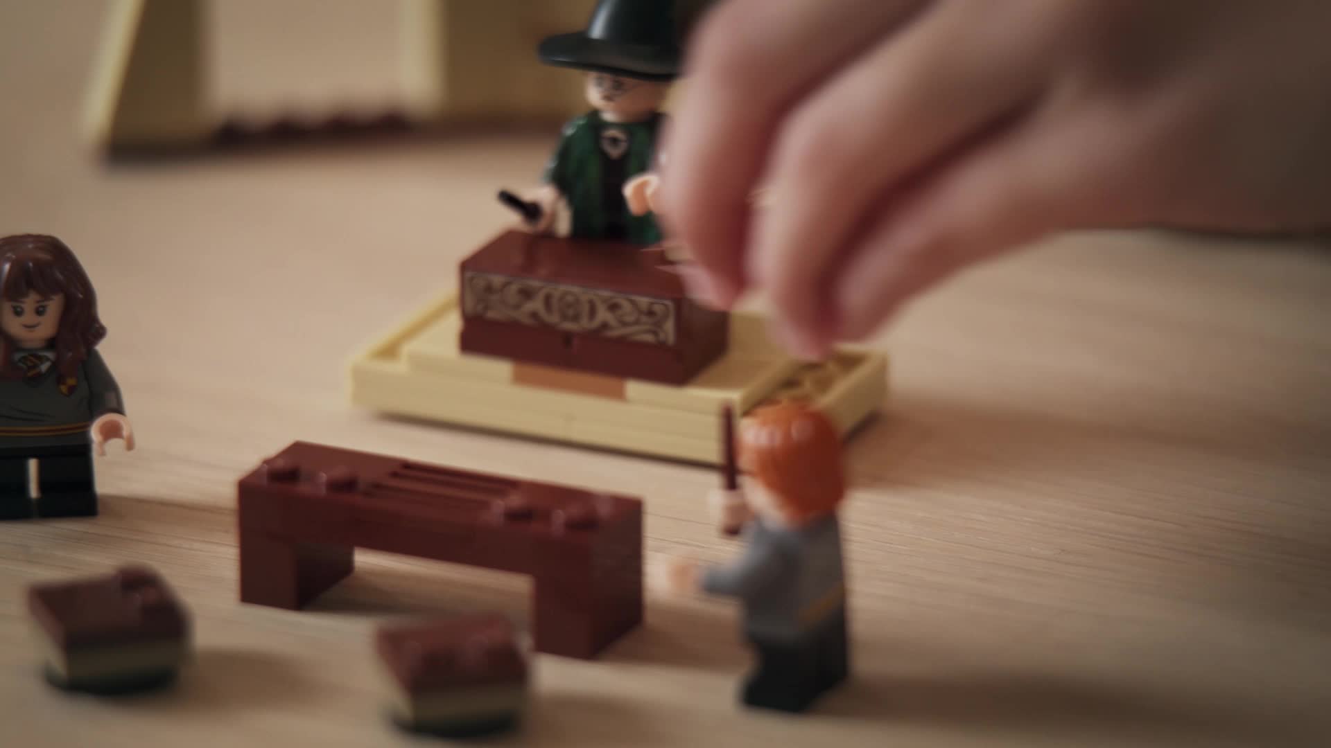 LEGO 76382 Harry Potter Hogwarts Moment: Verwandlungsunterricht Set, Spielzeugkoffer mit Minifiguren, Sammlerstück – Bild 8