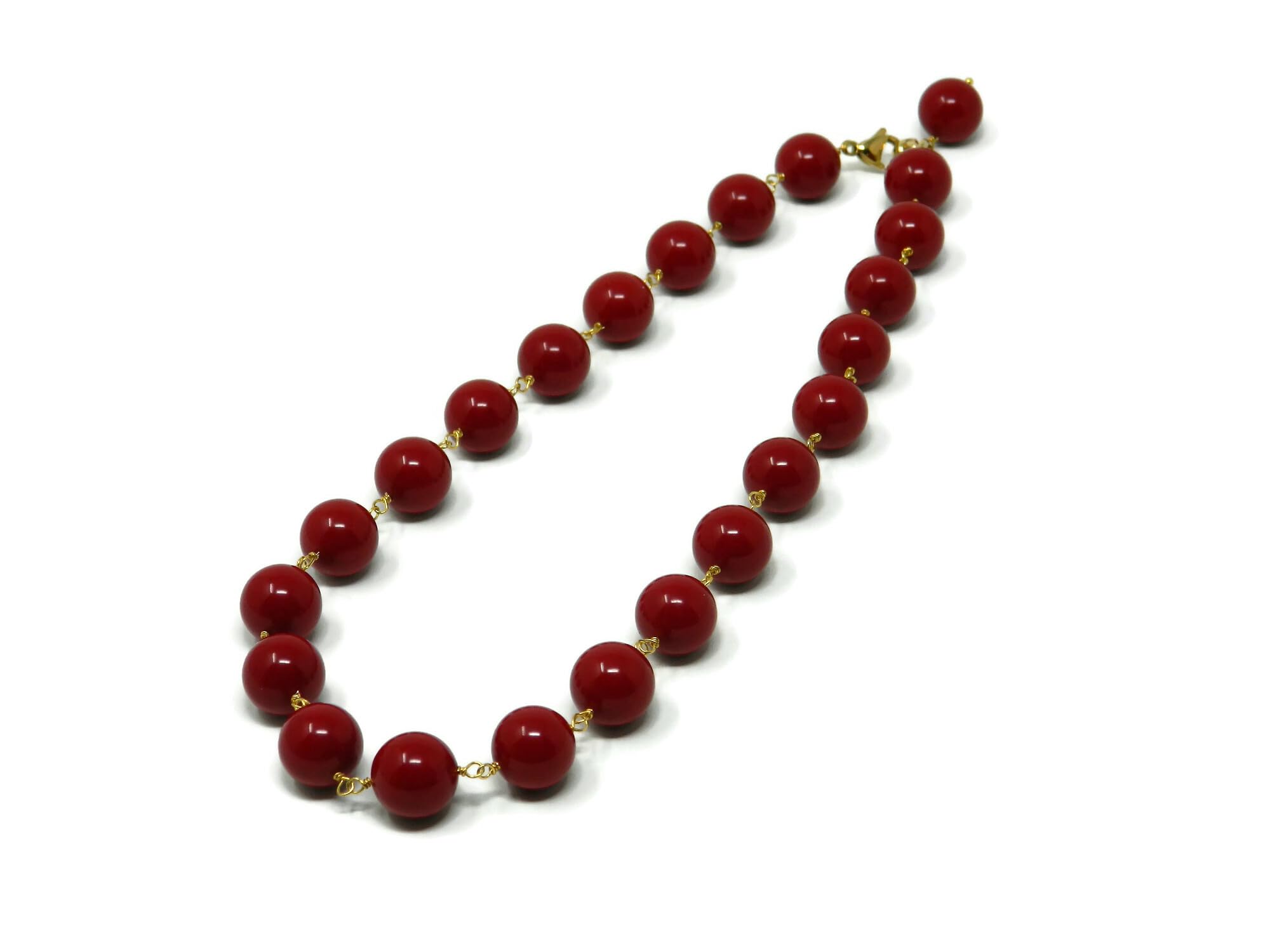 Collana girocollo donna con palline lisce 14 mm in pasta di corallo rosso scuro – Catenella e chiusura dorata – Lunghezza 52 cm – Gioielli artigianali Made in Italy – Nichel free – DodiGioielli