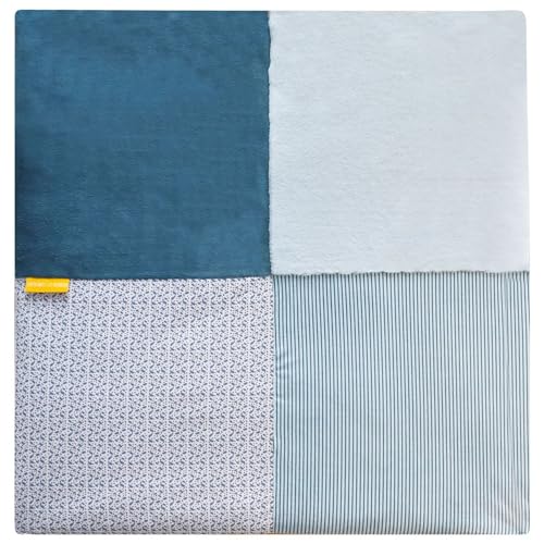 Tapis d'éveil bébé dans le salon pour les moments de jeu de 0 à 6 mois