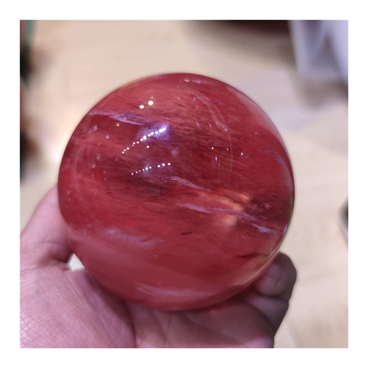 Piedra roja de cuarzo en bola de cristal para crear un ambiente relajante en casa