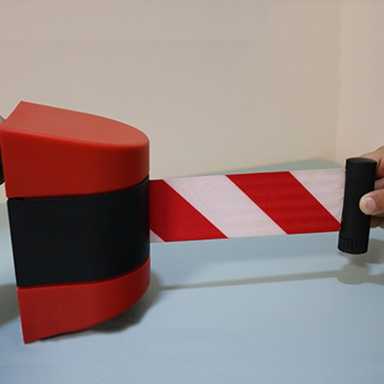 Wysuwany pasek kontroli tłumu - 5 m (16,4 FT) naścienny biało-czerwony pasek barierowy na wydarzenie, zarządzanie kolejką, separacja bezpieczeństwa, trwała i elastyczna konstrukcja