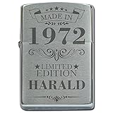 MATERIAL: Gebürstetes Chrom, Größe: Breite 35 mm, Höhe 55 mm, Dicke 12 mm - natürlich mit dem unverwechselbaren 'Klick' - Geliefert in umweltfreundlicher Geschenkverpackung.