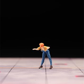 1:64 Scale Miniatures People Figurine Set Hand Painted Tiny People Resin Diorama Figures Action Figure for Cars Vehicles Landscapes Photography Props Ornament (2PCS Clean Girl)