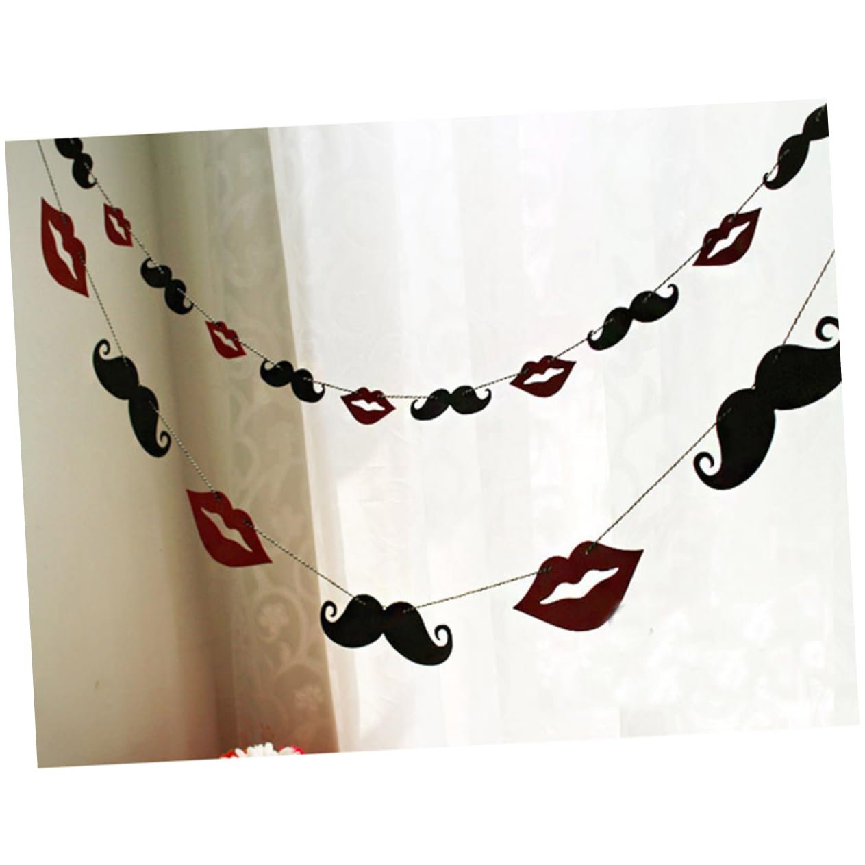 Guirlande Décorative Moustaches et Lèvres Rouges 2 Mètres en Papier Cartonné Rouge et Noir Bannière de Mariage Saint-valentin Fiançailles Décoration de Fête Petite Taille