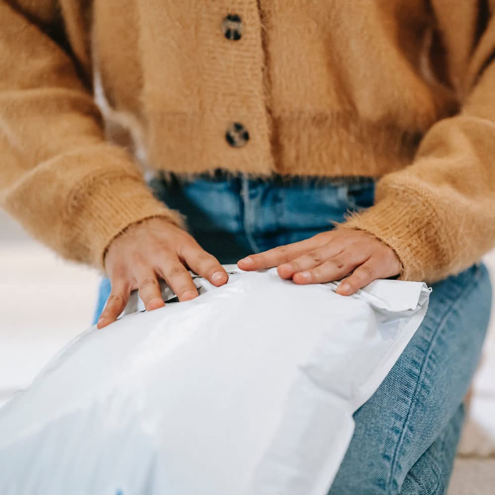 Enveloppes pour envois en plastique blanc opaque avec auto-fermeture facile adhésif résistant. Sacs et paquets de différentes tailles 175 x 250 + 40 mm pour emballage de courrier et envois sûrs.