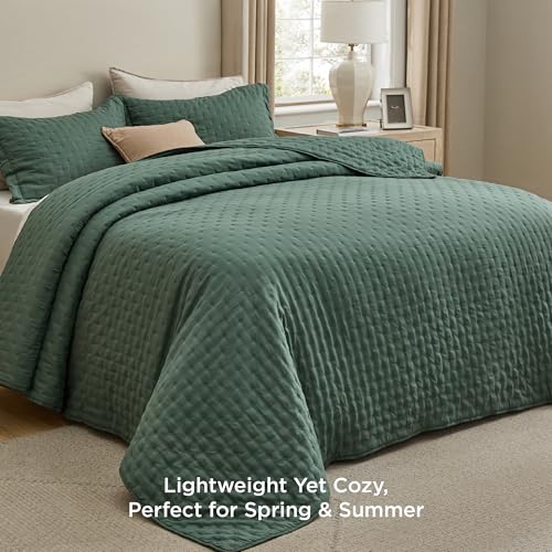 Image of Bedsure Quilts Queen Size - Dark Green Bedspread Queen Size & Lightweight Comforter, Modern Coverlet with Clover Pattern, Ultra Soft All-Season Bedding, 90 x 96 Inches