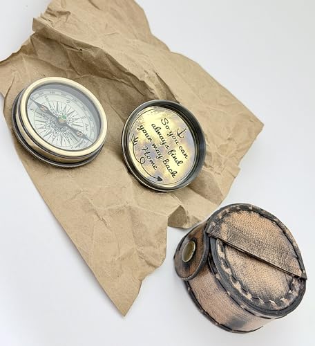Brújula de bolsillo de latón grabada con estuche de cuero miniatura 4