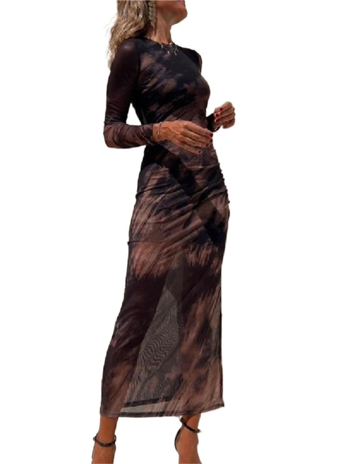 Vestido de playa de malla elástica y corte ajustado que estiliza la figura femenina
