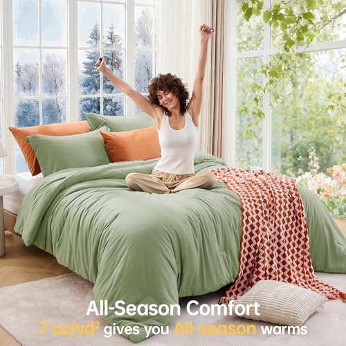 Image of MUXHOMO Green Oversized Queen Comforter Sets, All Season Ultra Soft Down Alternative Bedding - 3 Piece Lightweight Bed Set Includes 1 Comforter (98 inch*98 inch) and 2 Pillow Shams (20 inchx26 inch)