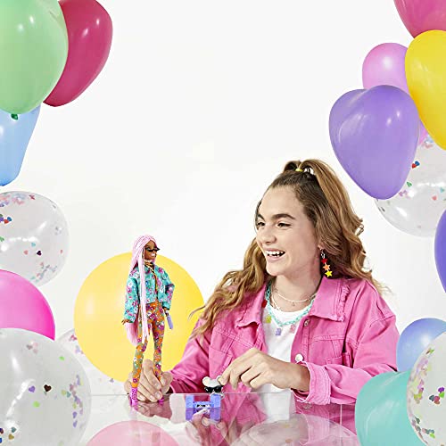 Barbie GXF09 - Extra Puppe, pinke Flechtzöpfe, in Floral bedruckter Jacke & Hose, DJ Haustier-Maus, mehrlagiges Outfit… – Bild 3