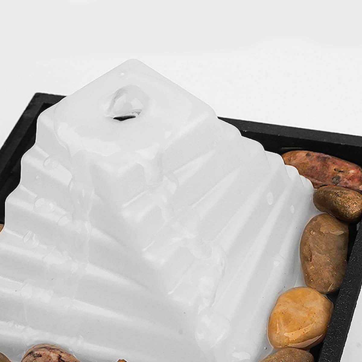 Zerodeko Petite Fontaine D'intérieur Forme Unique en ABS et Galets Zen Éclairage LED Soulagement du Stress Inclus pour Bureau ou Salon de Thé